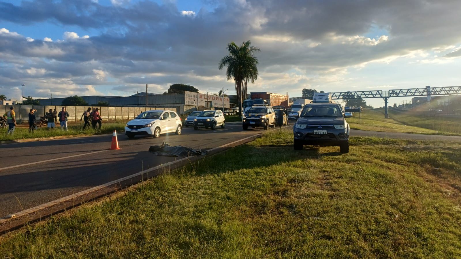Idoso morre atropelado por motocicleta ao tentar atravessar rodovia em Anápolis