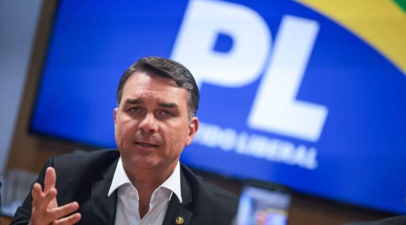De volta ao Brasil, Flávio visita Bolsonaro e tenta reorganizar o PL