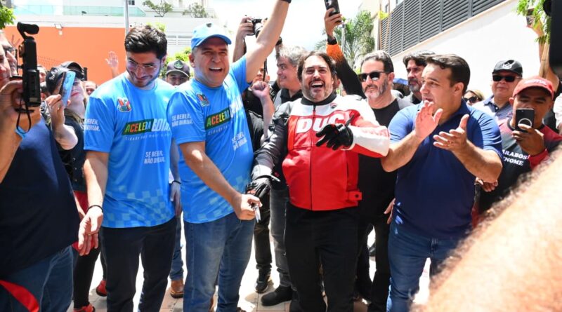 Mabel participa de volta motociclística que antecede MotoGP em Goiânia Mabel participa de volta motociclística que antecede MotoGP em Goiânia