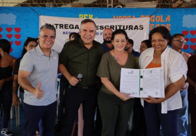 Mabel entrega escrituras a 101 famílias em Goiânia