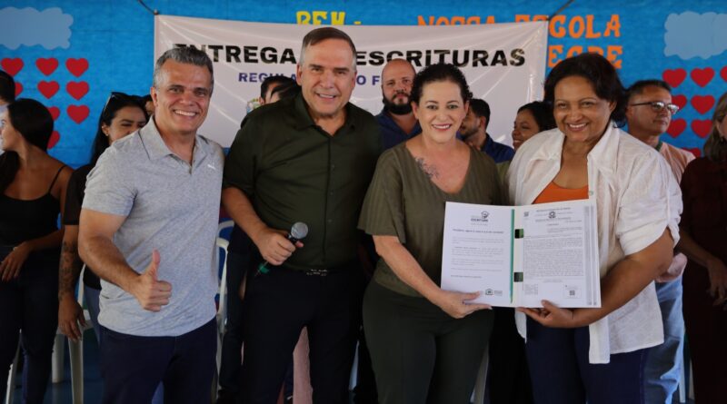 Mabel entrega escrituras a 101 famílias em Goiânia
