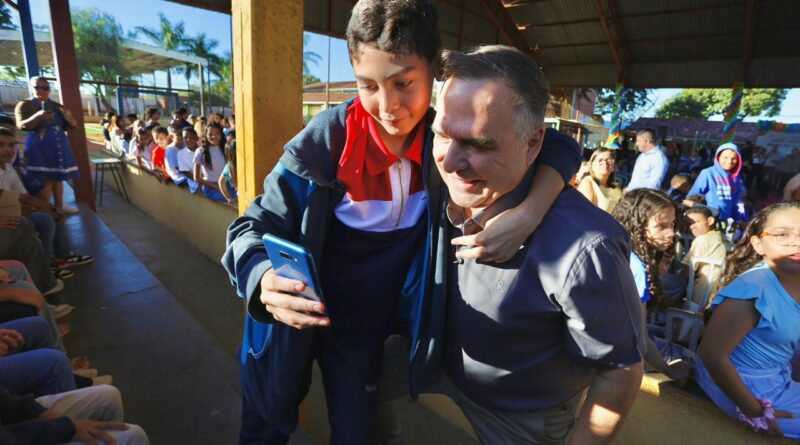 Mabel inicia entrega de uniformes para 112 mil alunos em Goiânia