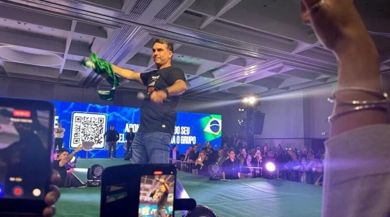 Campanha de Flávio Bolsonaro traça plano para recuperar imagem