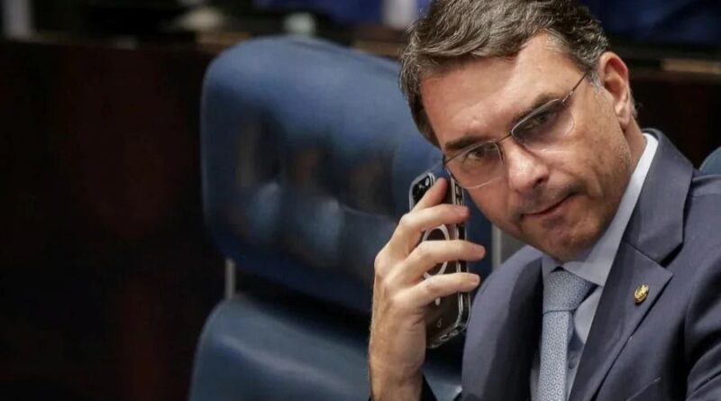 Flávio Bolsonaro deve se reunir com Trump na Casa Branca