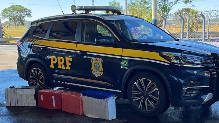 PRF apreende 100 kg de maconha na BR-153 em Morrinhos PRF apreende 100 kg de maconha na BR-153 em Morrinhos