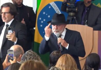 Lula faz gesto com dedo do meio durante evento do governo Lula faz gesto com dedo do meio durante evento do governo
