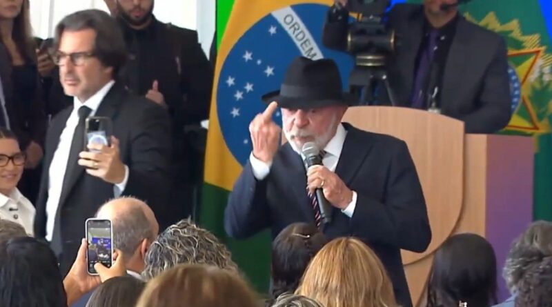 Lula faz gesto com dedo do meio durante evento do governo Lula faz gesto com dedo do meio durante evento do governo