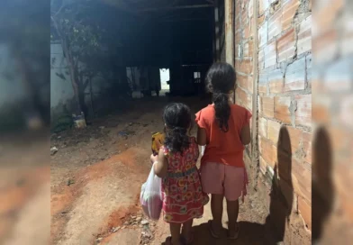 Mãe deixa filhas de 2 e 5 anos sozinhas por 12 horas para ir a churrasco em Goiânia