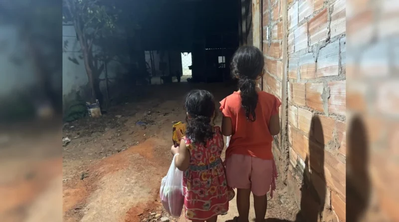 Mãe deixa filhas de 2 e 5 anos sozinhas por 12 horas para ir a churrasco em Goiânia