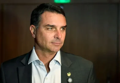 Moraes proíbe visitas de Flávio Bolsonaro ao ex-presidente