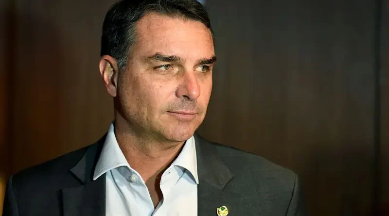 Moraes proíbe visitas de Flávio Bolsonaro ao ex-presidente