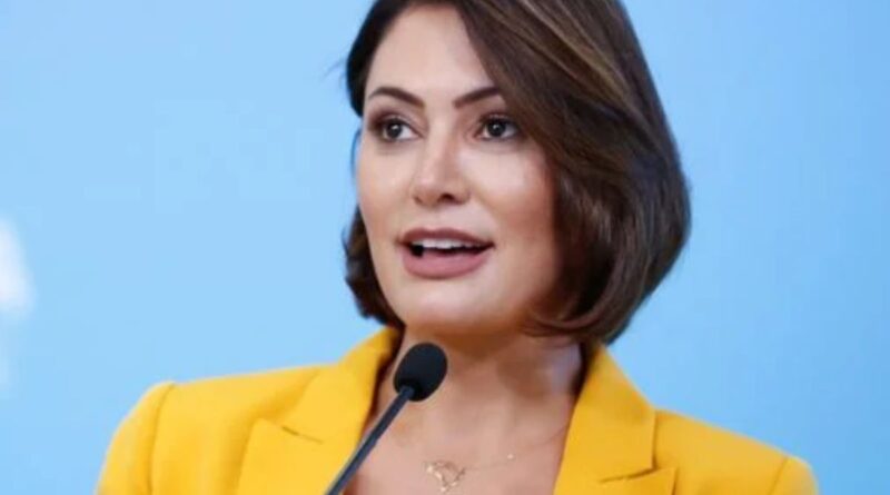 Michelle Bolsonaro recebe alta após tratar cefaleia