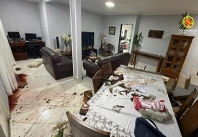 Mulher se esconde em quarto após filho atirar dentro de casa no DF