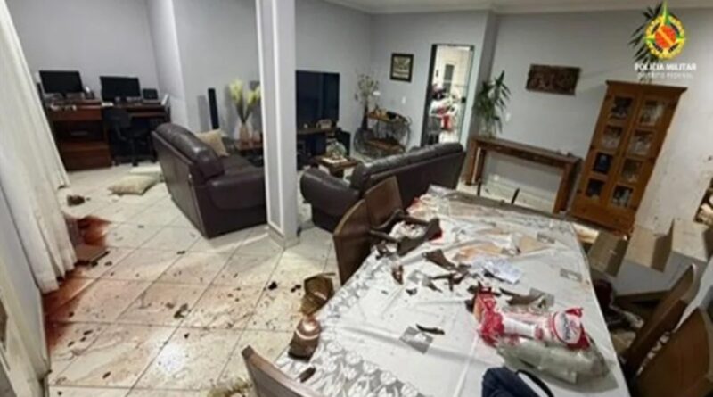 Mulher se esconde em quarto após filho atirar dentro de casa no DF