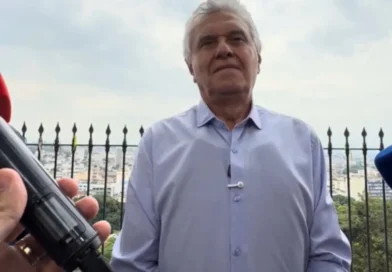 Caiado usa colete à prova de balas e critica câmeras em PMs