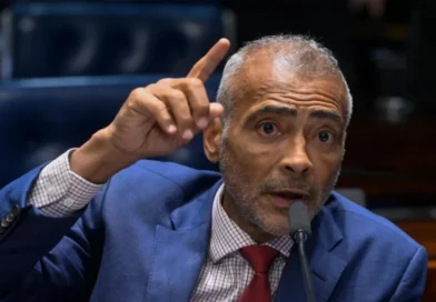 Justiça mantém penhora de salário de Romário por dívida Justiça mantém penhora de salário de Romário por dívida