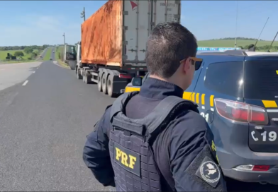 PRF recupera caminhão frigorífico roubado na BR-153, em Goiás PRF recupera caminhão frigorífico roubado na BR-153, em Goiás