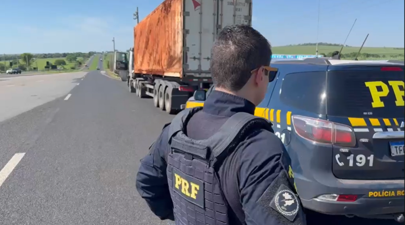 PRF recupera caminhão frigorífico roubado na BR-153, em Goiás PRF recupera caminhão frigorífico roubado na BR-153, em Goiás