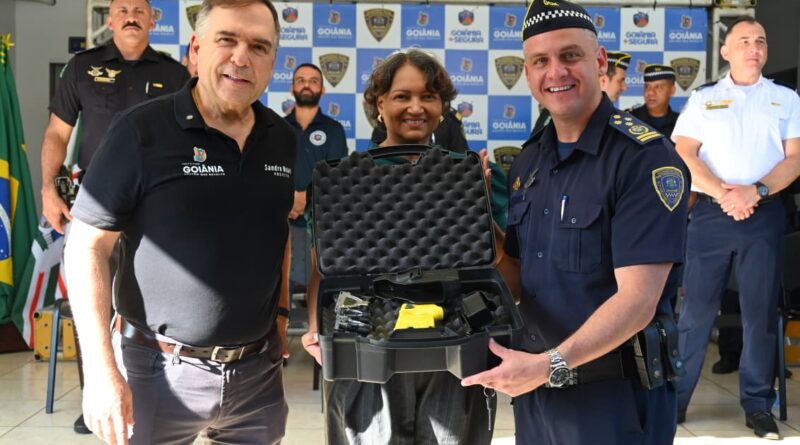 GCM de Goiânia recebe 450 dispositivos e novas motos