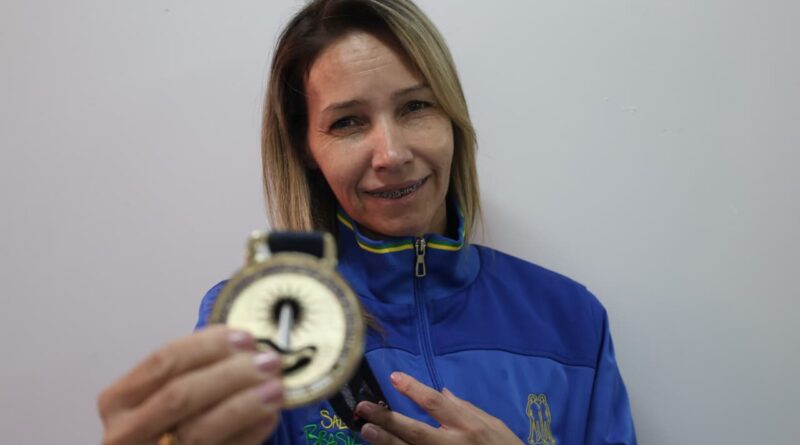 Servidora de Goiânia conquista ouro em campeonato de saltos ornamentais